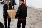 星空体育官方APP下载-徐杰买年货回家探望父母！随后前往男篮报到，无缘与上海的淘汰赛